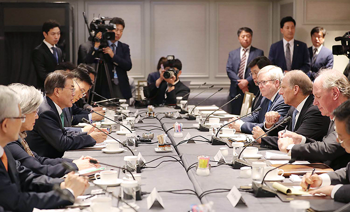 문재인 대통령이 20일(현지시간) 미국 뉴욕에서 ‘미국 주요 연구기관 대표 접견’에서 북핵 문제 및 한∙ 미 관계 발전을 위한 의견을 나누고 있다.